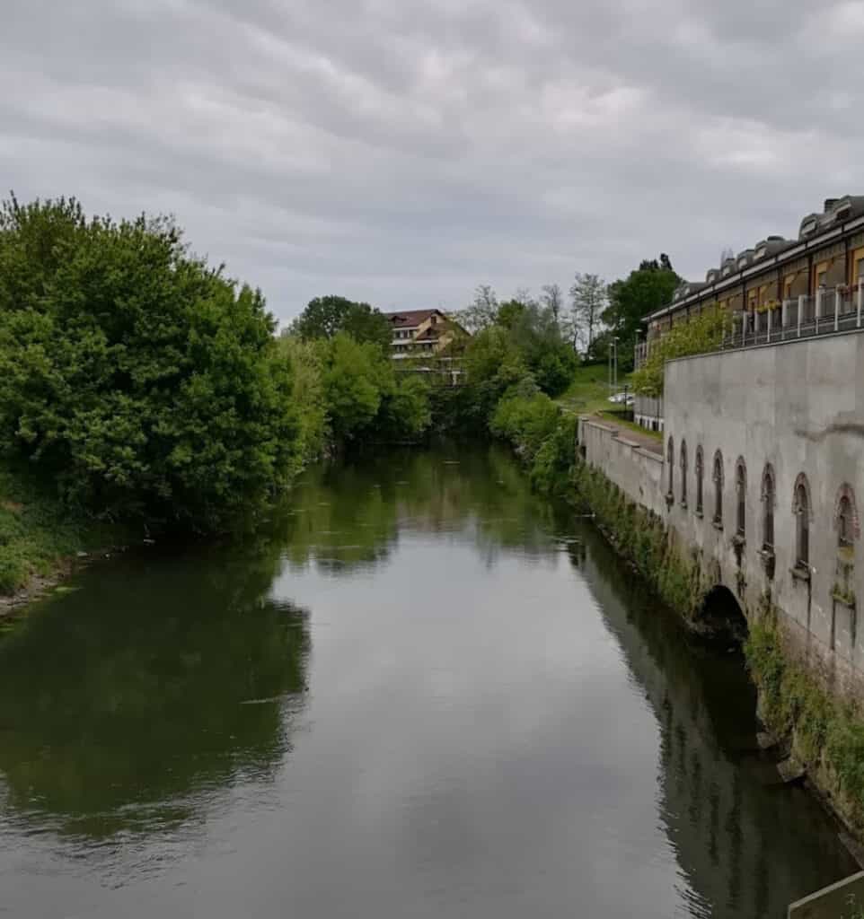 Rocca Brivio, vista dal lato posteriore con il Canale Vettabbia